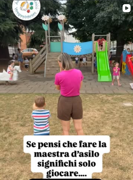 Maestra e bambino al parco giochi
