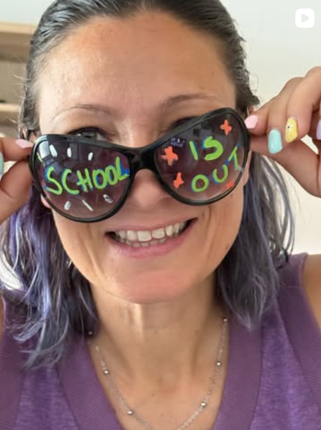 Maestra con occhiali School is Out